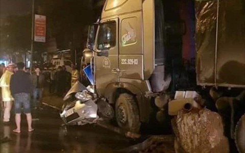 Hà Nội: Xe tải lao vào vỉa hè ban đêm đè bẹp một taxi khiến một người tử vong