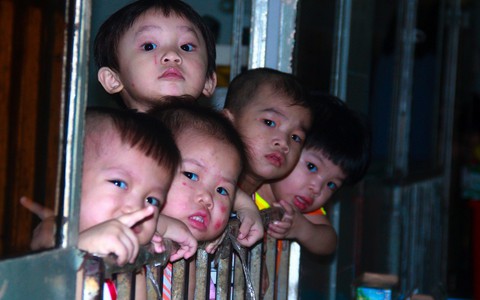 Ánh mắt cầu cứu của 232 đứa trẻ bị bố mẹ bỏ rơi, lớn lên từ vạt áo cà sa của người cha già nơi cửa Phật