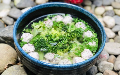 Mỗi lần muốn "dụ" con ăn rau nhiều hơn, tôi  đều phải nấu món canh này