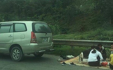 Lập biên bản ô tô dừng đỗ trái phép để tổ chức ăn uống trên cao tốc Nội Bài- Lào Cai