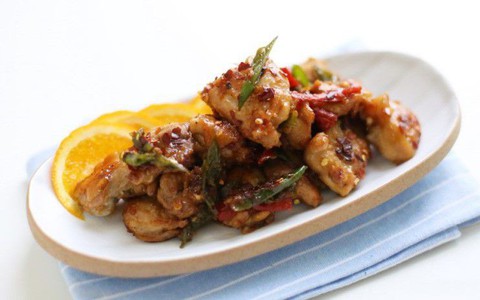 Trời lạnh ăn cơm với gà rang cay là ngon miễn chê