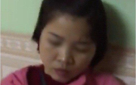 Bị bắt quả tang vào nhà nghỉ với giám đốc, cô gái vẫn thản nhiên bấm điện thoại mặc người yêu gào thét