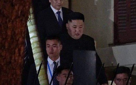 Ảnh: Chủ tịch Kim Jong Un thăm Đại sứ quán Triều Tiên trong ngày đầu tiên đến Hà Nội