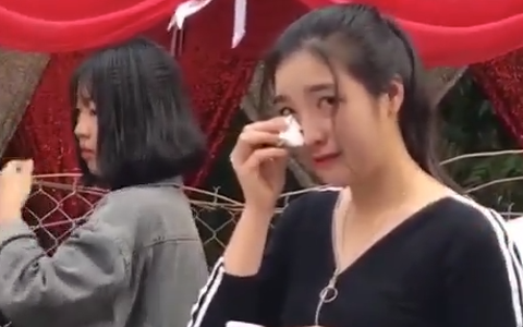 Clip cô gái xinh đẹp bật khóc giữa đám cưới của người yêu 9 năm gây sốt, nhưng sự thật rất sốc