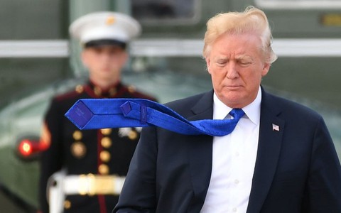 Lý do Tổng thống Donald Trump luôn thắt cà vạt dài và bật mí cách ông giữ cho chiếc cà vạt luôn chỉn chu 
