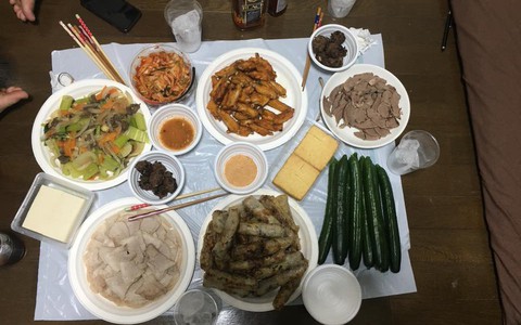 Cô gái khoe mâm cơm 5 người 4 triệu, ai nấy căng mắt lên soi cũng chỉ thấy món bình dân và sự thật