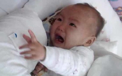 Con gái 3 tuổi bị ung thư máu, mẹ tìm ra nguyên nhân rồi bủn rủn chân tay vì biết thủ phạm là chính mình