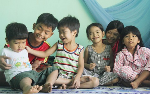 Nụ cười hạnh phúc của 11 đứa trẻ bị bố mẹ bỏ rơi: Tụi con có nhà mới và được đi học tiếp