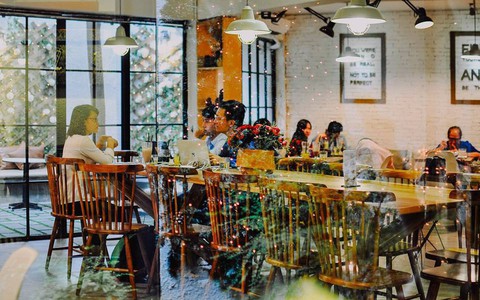 Muốn đi cafe, trà sữa từ mùng 1, đây là danh sách quán mở xuyên Tết cần ghim ở Sài Gòn