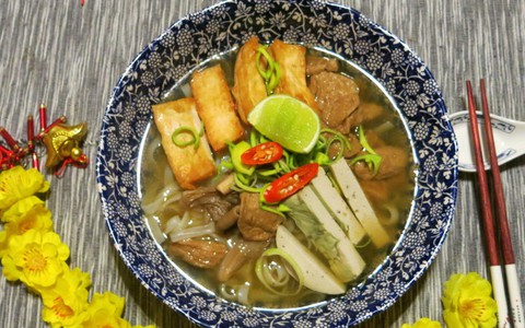 Mùng 3 Tết học mẹ Liên Ròm nấu tô phở chay ngọt lành cho cả năm thanh tịnh