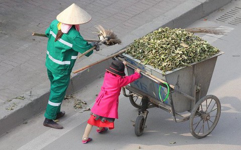 Sự thật sau bức ảnh cô bé giúp mẹ là công nhân vệ sinh đẩy xe rác ngày mùng 2 Tết khiến MXH ấm lòng