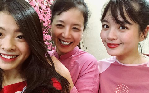 2 con gái nghệ sĩ Chiều Xuân khoe ảnh áo dài đón Tết, ai cũng ngỡ ngàng vì nhan sắc y hệt mẹ
