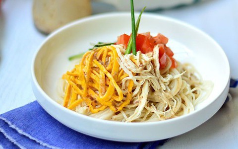 Tận dụng gà thừa ngày Tết làm mì gà trộn vừa nhanh vừa dễ ăn 