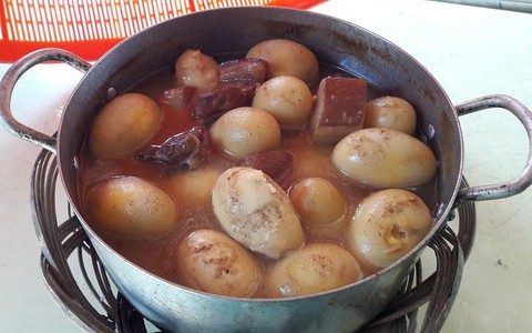 3 ngày Tết nhìn thịt là hãi, cháu gái than với bà để được đổi món nhưng nhìn vào thành quả càng khóc thét