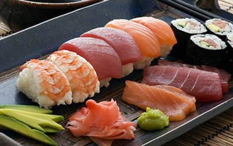 Vào nhà hàng mà mắc những sai lầm này khi ăn sushi thì thật kém sang!