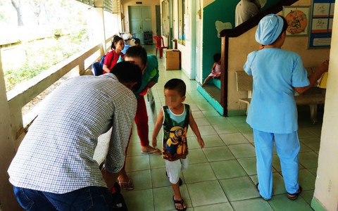 TP.HCM: Người đàn ông đánh nữ hộ sinh bầm mắt, lệch sống mũi ngay tại bệnh viện vì va trúng vào con trai mình