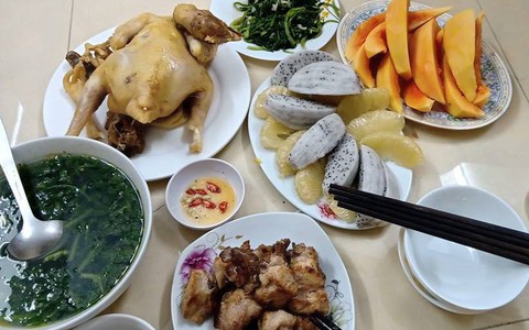 Mâm cơm đầy đặn nhưng vẫn bị chê thậm tệ, cô nàng kể khổ với dân mạng thì nhận được câu hỏi ngược thế này
