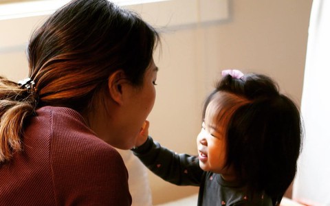 Nhói lòng thư gửi chồng cũ của một single mom: Em quỳ tím gối mong anh rút đơn li hôn, em có lỗi gì hả anh?