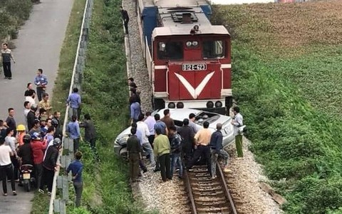 Hải Dương: Xế hộp chở 5 người cố vượt đường sắt bị tàu hỏa đâm trúng, 2 nạn nhân tử vong