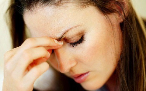 Thấy chị dâu phì phèo thuốc lá khi đang chăm con nhỏ, tôi quở trách thì phát hiện ra sự thật tăm tối phía sau cuộc sống của anh chị