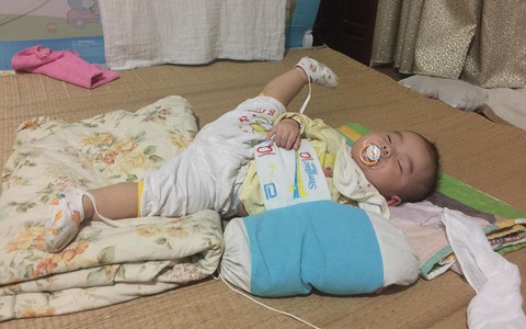 Các mẹ thi nhau khoe ảnh dáng ngủ của cục cưng nhà mình, đoán xem ai "chất" nhất nào