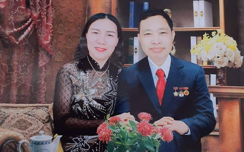 Dân mạng vừa buồn cười vừa thương trước bức ảnh kỷ niệm trị giá 1,8 triệu mà vớ ngay ông photoshop không có tâm 