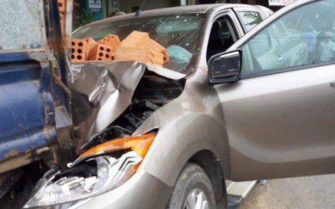 Dừng xe máy nghe điện thoại, nam thanh niên ở Đà Nẵng bị ô tô tông văng lên vỉa hè, chấn thương sọ não