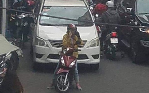 Cả phố đứng chờ chị gái ninja... 'nấu cháo' điện thoại - bức ảnh gây nhức nhối nhất sáng nay