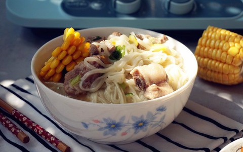Hễ tối nào về muộn là tôi nấu mì sườn, vừa nhanh lại vừa ngon