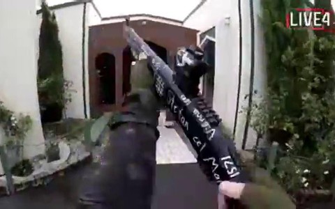 Xả súng đẫm máu tại New Zealand: Kẻ thủ ác livestream từ đầu đến cuối, ít nhất 49 người thiệt mạng
