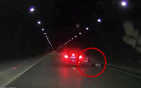 Chứng kiến người phụ nữ rơi khỏi xe nghi bị bắt cóc, nhân chứng lập tức báo cảnh sát rồi vỡ lẽ sự thật không ai nghĩ tới