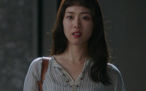 Đay nghiến vợ về tình cũ, đến phút cuối cô mới đáp trả thế này khiến chồng quỳ sụp dưới chân