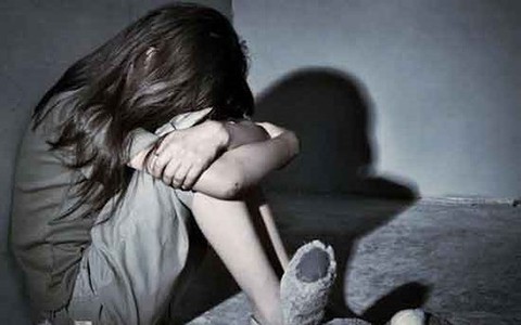 Nghệ An: Người mẹ bàng hoàng phát hiện con gái 14 tuổi bị hàng xóm giở trò đồi bại