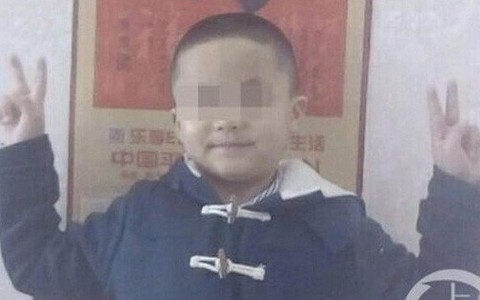 Cậu bé 9 tuổi qua đời vì bệnh bạch cầu khi học nội trú, nhà trường tuyên bố "do quả báo" khiến người dân phẫn nộ