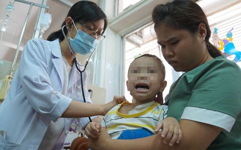 Bé trai 11 tháng tuổi thủng thực quản suýt chết bởi chính món đồ chơi quen thuộc bà mẹ nào cũng dùng để dỗ con