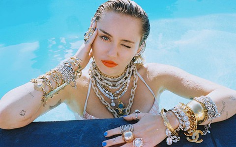 Không còn là Hannah hay cô ca sĩ nổi loạn, Miley Cyrus cuối cùng đã đạt đến thời kỳ đỉnh cao nhan sắc hậu kết hôn