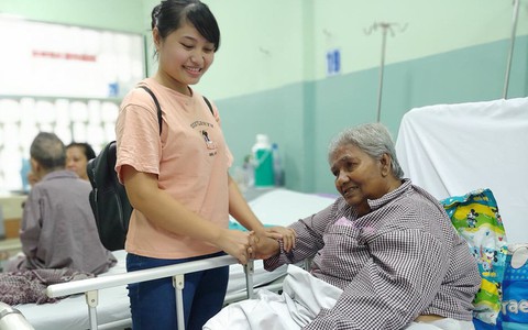 Cụ bà bị giật vé số té đập đầu hôn mê được hỗ trợ 50 triệu đồng: "Tiền dư tôi chuyển cho bệnh nhân khác"