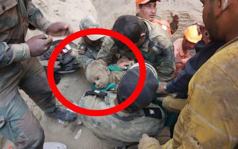 Bé trai 18 tháng tuổi rơi xuống giếng sâu 20m, hàng trăm người nỗ lực giải cứu suốt 2 ngày đêm rồi vỡ òa sung sướng khi thấy bộ dạng đứa trẻ