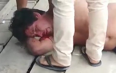 Chồng lấy tiền ăn của con đi uống rượu với hội chị em, vợ lao vào quán dạy một bài học khiến cánh đàn ông cũng phải khiếp đảm