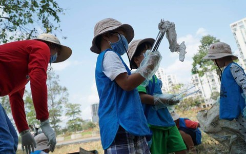 Sài Gòn: Phụ huynh bức xúc, cho con thôi học sau khi trường mầm non để trẻ đeo găng nilon tham gia “thử thách dọn rác”