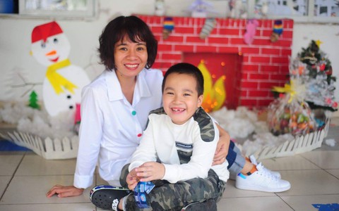 Người mẹ có con trai tự kỷ ngày nào còn bị gần chục trường từ chối, phải viết tâm thư "tiếp thị" cho con trai nay đã có một hành trình mới sắp bắt đầu