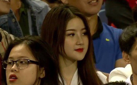 Nữ CĐV xinh đẹp được cameraman "tia" ngay đầu hiệp 2 Việt Nam - Thái Lan khiến dân tình nháo nhào tìm info