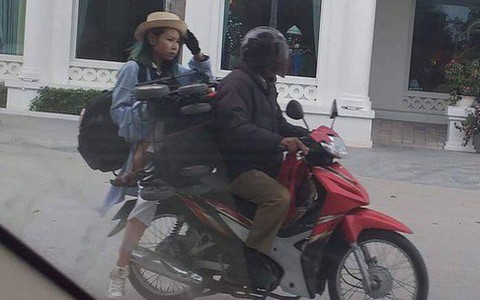 Lại xuất hiện hình ảnh Bella không đội mũ bảo hiểm, ôm con ngồi cồng kềnh sau xe máy khiến dân mạng xôn xao