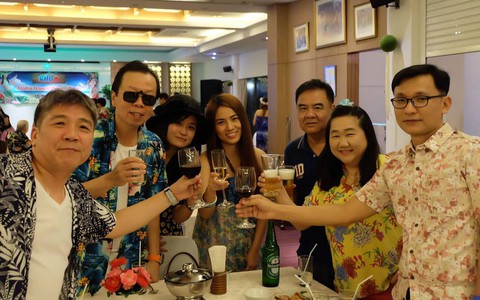 Đang ăn tiệc vô tình nói xấu để sếp bỏ ra ngoài, nhiều năm sau ông nói một câu khiến người nhân viên thấy xấu hổ