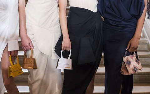 Chuyện thật như đùa: Tín đồ thời trang mất ăn mất ngủ vì mini bags bé như cái kẹo nhưng 'đắt lòi mắt'