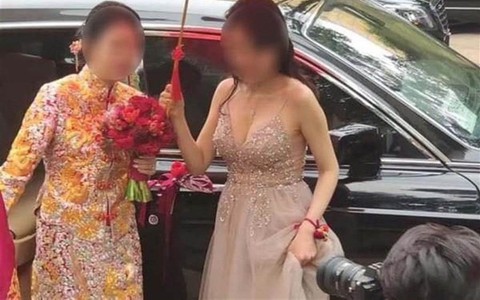 Cô dâu số nhọ bị phù dâu "dìm" triệt để trong ngày cưới, nhất là hành động của nhiếp ảnh gia càng khiến nữ chính thêm đáng thương