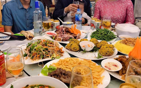 Cô dâu lên mạng than lỗ nặng vì đãi tiệc hơn 4 triệu/mâm, khách đi 3 người mừng 200 nghìn, dân mạng cãi nhau chí chóe