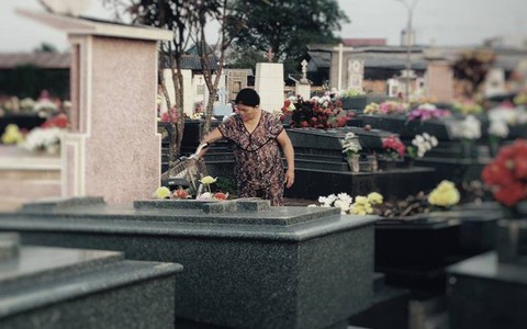 Câu chuyện về người đàn bà 10 năm chăm mộ con trai khiến MXH nghĩ về món quà ý nghĩa dành tặng mẹ nhân dịp 8/3