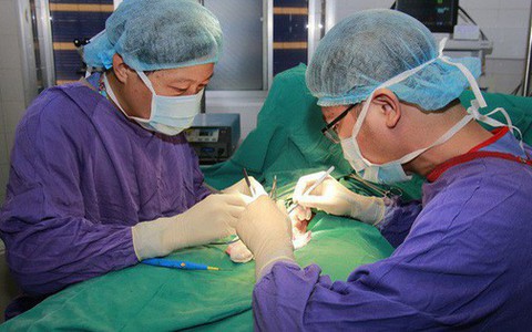 Nam sinh viên gãy dương vật, vỡ nát tinh hoàn khi đá bóng