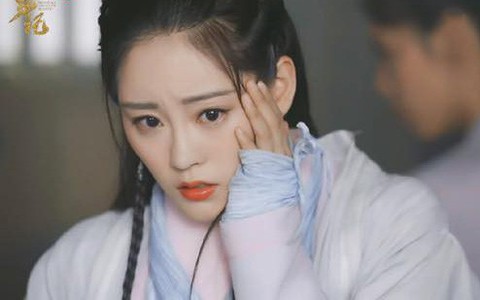 "Tân Ỷ thiên": Lợi hại như nàng Chu Chỉ Nhược phiên bản mới, vừa xuất hiện đã lao thẳng lên bảng vàng Weibo 
